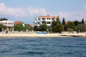 Отель Family friendly seaside apartments Vrsi - Mulo, Zadar - 6155  Врши